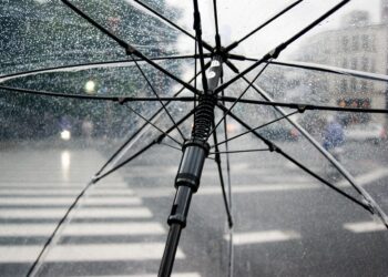 Tempestade que nasceu na Argentina invade o Brasil com chuva, vento e granizo