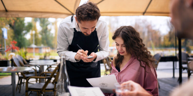 Nesse país, os restaurantes não cobram gorjeta para garçons