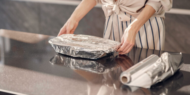 O erro mais comum ao usar papel alumínio no forno que pode afetar o resultado das suas comidas