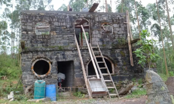 Após 30 anos, homem termina de montar sua própria casa de pedra