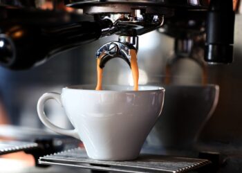 Brasileiros estão fazendo fila para tomar café nessa padaria e tempo de espera pode levar 2 meses