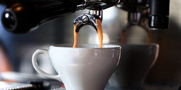 Brasileiros estão fazendo fila para tomar café nessa padaria e tempo de espera pode levar 2 meses
