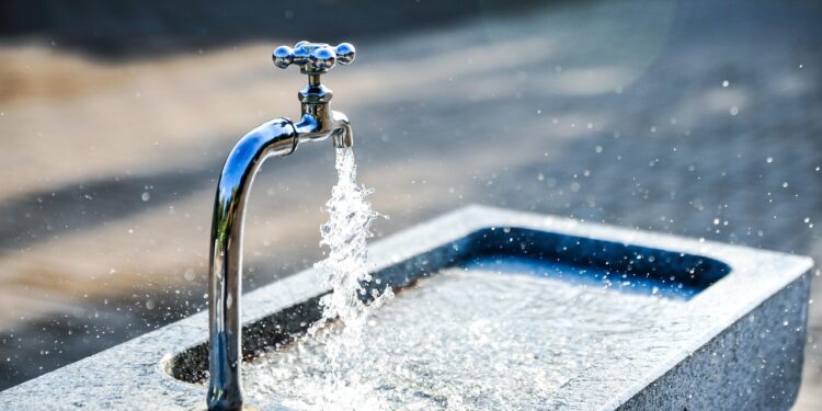 Cidade do interior de Minas Gerais oferece água que tem o poder de curar as pessoas