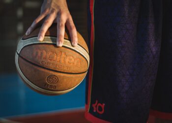 Brasileiro surpreende todo mundo e assina com time da NBA