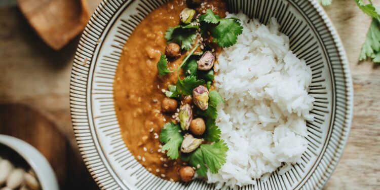 Esse tempero no arroz é tão poderoso que pode mudar até seus exames de sangue