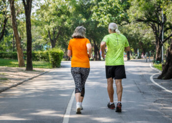 Caminhar é bom depois dos 60 — porém existe um exercício muito mais eficiente, segundo especialistas