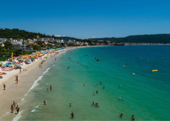 39 praias brasileiras agora têm “pedágio” de até R$ 191,50 para turistas que quiserem aproveitar o verão