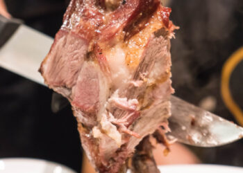 Novo modo prático de fazer o churrasco do fim de semana conquista quem detesta bagunça