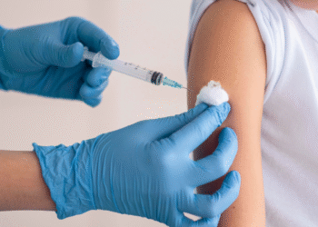 Anvisa aprova e Brasil lança a primeira vacina contra grave doença no mundo