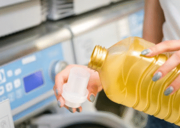 Anvisa surpreende e proíbe produto de limpeza que milhares de donas de casa têm na área de serviço