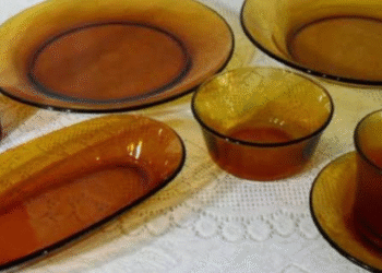 Pratos marrons que quase toda avó tem podem custar R$ 50 mil