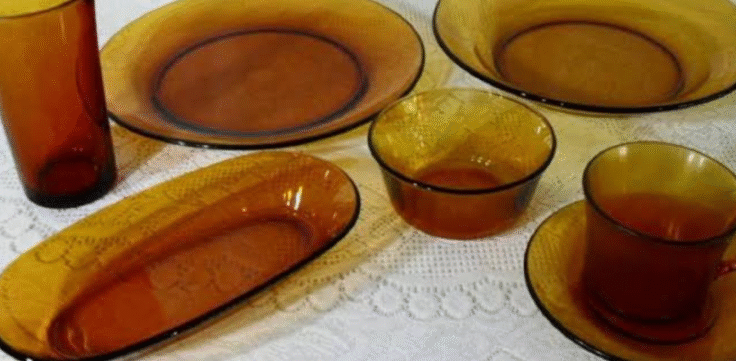 Pratos marrons que quase toda avó tem podem custar R$ 50 mil