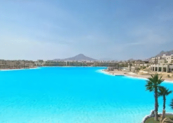 Está no Guinnes Book: maior piscina do mundo é uma verdadeira “lagoa cristalina” e fica no meio do deserto