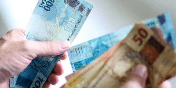 Governo anuncia dinheiro extra no bolso de brasileiros que recebem até R$ 7.350 por mês