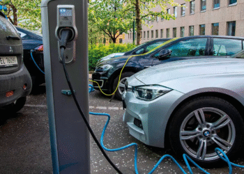 Nova lei vai cobrar taxas para carros elétricos e pega o mundo todo de surpresa