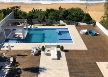 Piloto, considerado um dos maiores da Fórmula 1, acaba de comprar mansão em praia no sul do Brasil