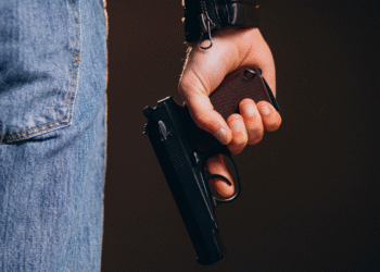 Proposta pode liberar porte de arma para 3 grupos no Brasil