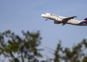 Latam restringe acesso ao banheiro para quem paga tarifa menor e gera polêmica
