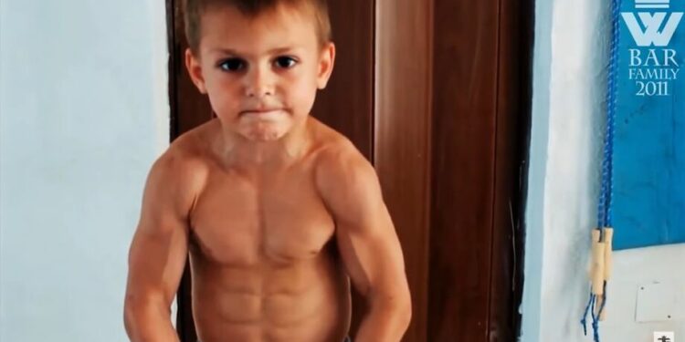 Veja como está hoje Giuliano Stroe, o garoto considerado o mais forte do mundo em 2009 pelo Guinness Book