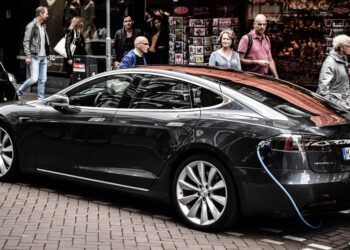 Mecânicos agora precisam de 3 especializações para repararem carros elétricos