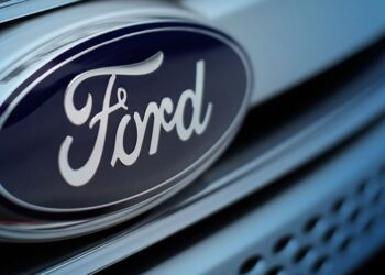 Caminhonete da Ford bate de frente com a Hilux e custa muito menos