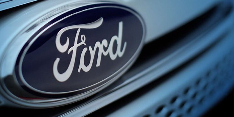 Caminhonete da Ford bate de frente com a Hilux e custa muito menos