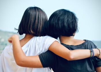 Ajudar desconhecidos parece só uma ação gentil, mas psicólogos enxergam algo muito mais profundo