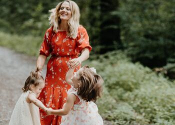 Uma família quis viver apenas com painéis solares, água de poço e uma horta, até que o governo deste país tirou seus filhos