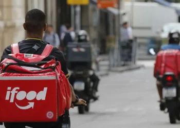 Nova lei coloca ponto final na discussão se motoboys devem subir para entregar no apartamento