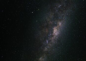 Uma “fênix verde” foi fotografada no espaço passando perto do Sol