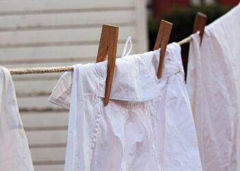 Dica de avó é fantástica para deixar roupas amareladas bem branquinhas