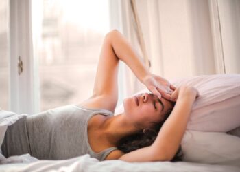 Você dorme desse jeito? Especialistas dizem que essa postura pode arruinar sua coluna para sempre