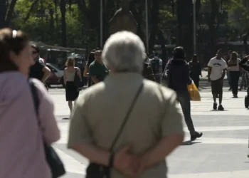Psicólogos expõem explicação para andar com as mãos para trás