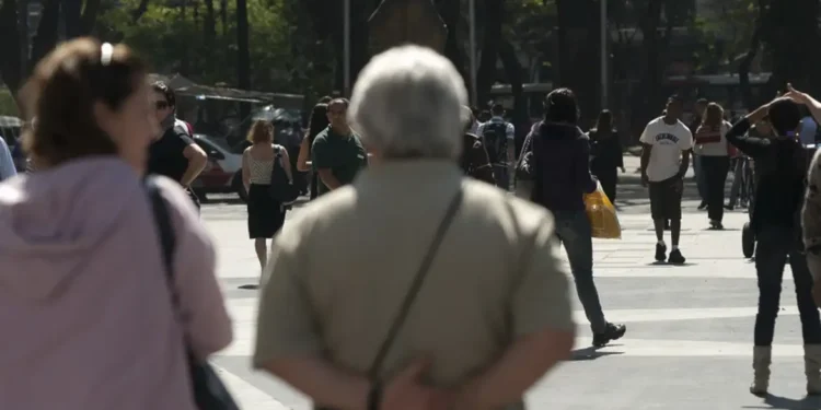 Psicólogos expõem explicação para andar com as mãos para trás
