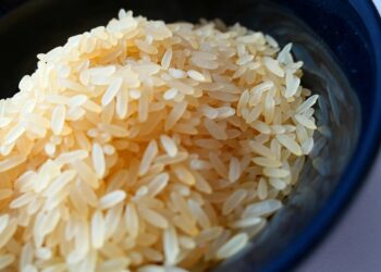 Ciência explica se é realmente necessário lavar o arroz