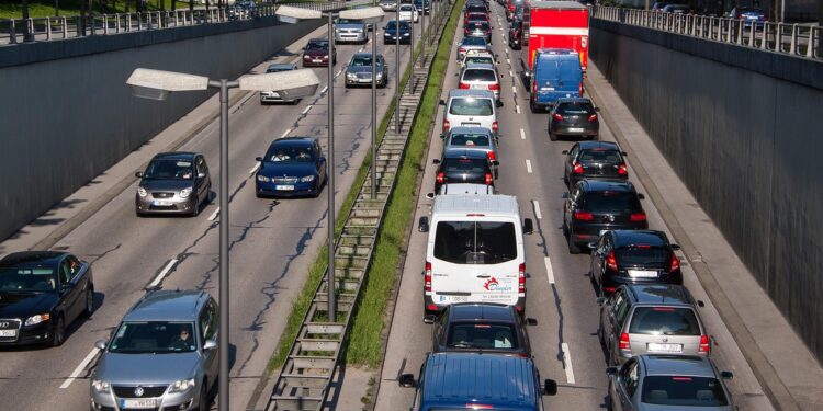Ultrapassar essa velocidade nas ruas do Brasil pode gerar multa de R$ 880 e suspensão da CNH