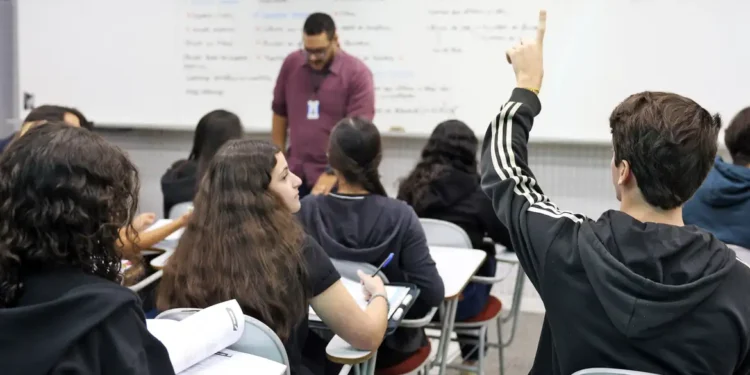 Governo anuncia bolsa de estudos para Medicina, Direito, Engenharia e outros 37 cursos