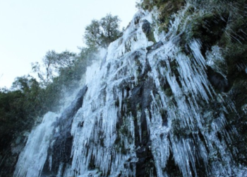 A cidade esquecida do Brasil que tem clima europeu e encanta turistas com “cachoeira de cristal”