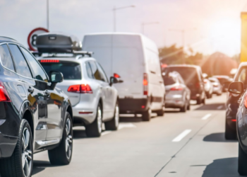 A quantos segundos você deve estar de distância de um carro se estiver dirigindo na estrada