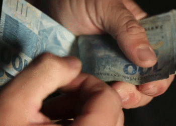 Brasileiros que ficarem abaixo desse limite terão direto a um "14º salário" de até R$ 4 mil