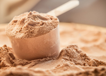 Especialistas alertam pessoas que tomam Whey Protein, mas não fazem atividade física