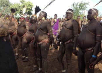 Nessa tribo africana, homens com barriga grande são vistos como mais atraentes pelas mulheres