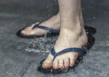 O que significa tomar banho de chinelo, segundo a ciência