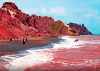 Praia amanhece com o mar vermelho e choca moradores desta região