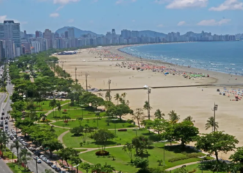 Praia preferida dos idosos no Brasil fica em SP e conta com jardim reconhecido mundialmente por sua beleza