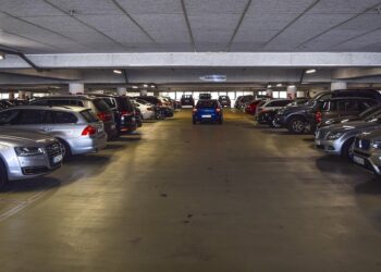 O que diz a lei sobre parar ocupando 2 vagas do estacionamento: pode dar multa?