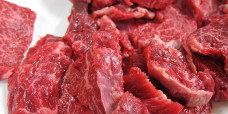 Escândalo sanitário: 6 supermercados vendiam carnes vencidas; 1,3 tonelada foi recolhida