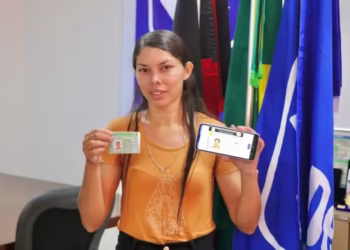 Com menos de R$ 500, jovem de 27 anos torna-se a primeira brasileira a tirar a Nova CNH