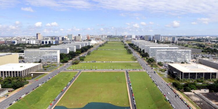 Um dos maiores brasileiros de todos os tempos ganha homenagem em Brasília com estátua de mais de 150 kg