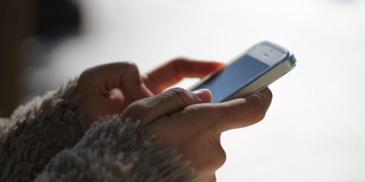 Cuidado ao abrir arquivos em PDF no WhatsApp: criminosos podem roubar sua conta bancária